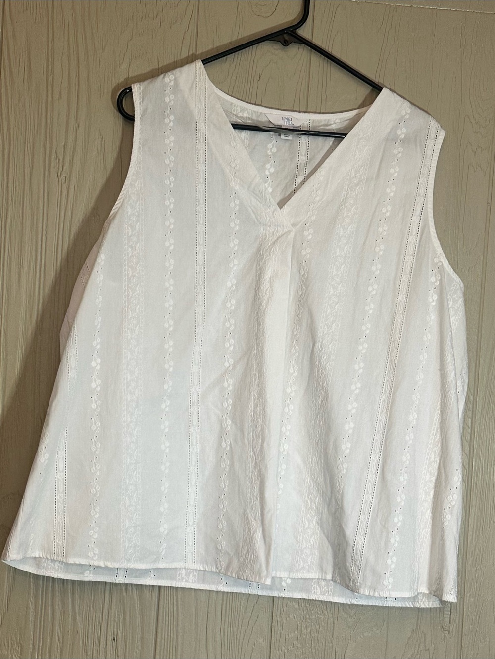 Time and Tru Women’s White Eyelet V-Neck Sleeveless Tank Top XL (16-18)
